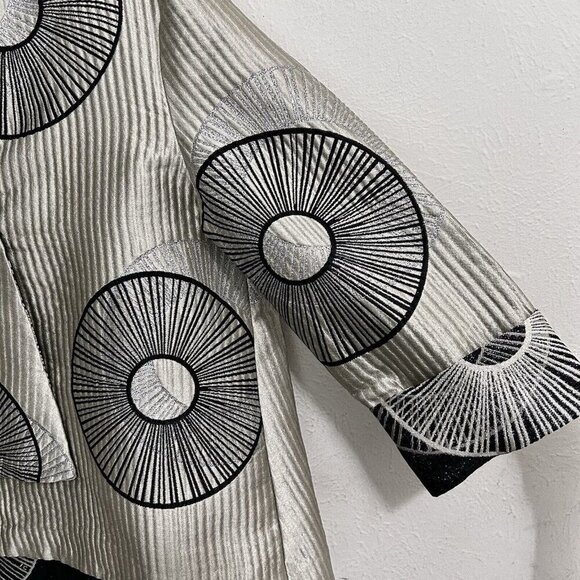 Elegant Black and White Women's Blazer - Picture 5 of 10